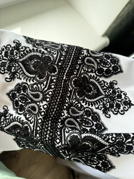 Вишите плаття, чорний сучасний принт.