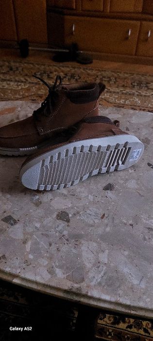 Продам новые зимние ботинки CLARKS  размер 42 ,5