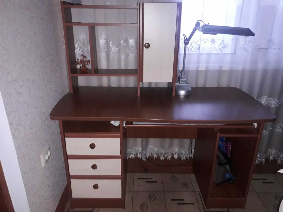 Стіл комп'ютерний