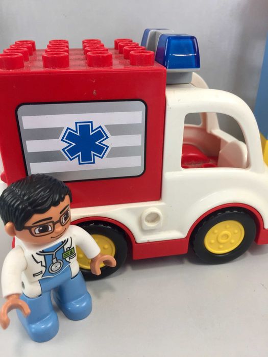 Vendo LEGO Duplo 10527 - Ambulância + Peças Extra e Moto da Polícia