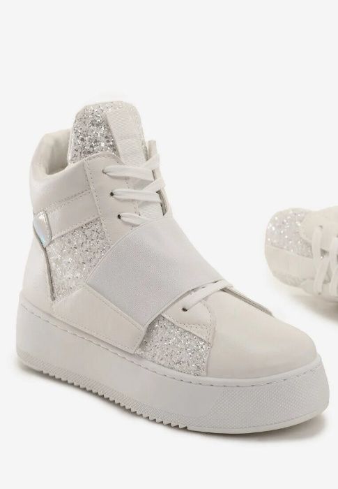 Nowe Sneakersy na platformie z delikatnym protektorem 37