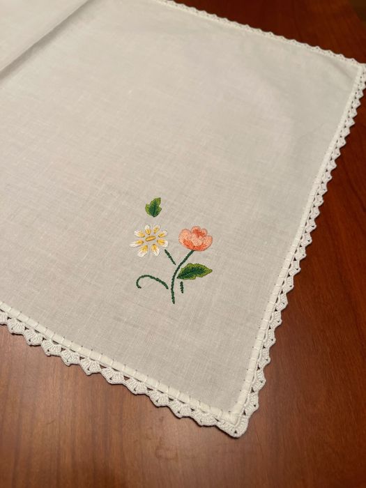 Individual em meio linho com bordado à mão