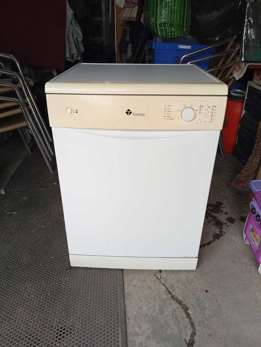 Vende se máquina de lavar louça, em ótimo estado.