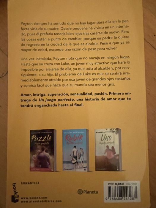 Livros de bolso em 2 mao