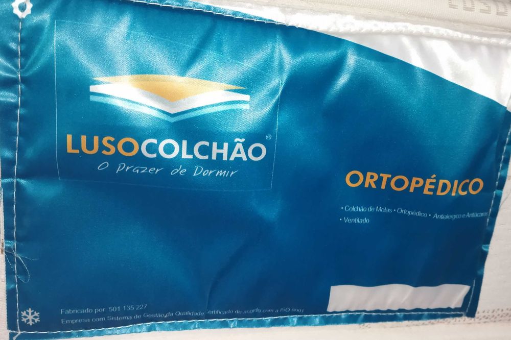 Colchão  ortopédico de solteiro + Estrado