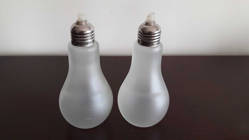Galheteiro em vidro fosco em forma de lampada