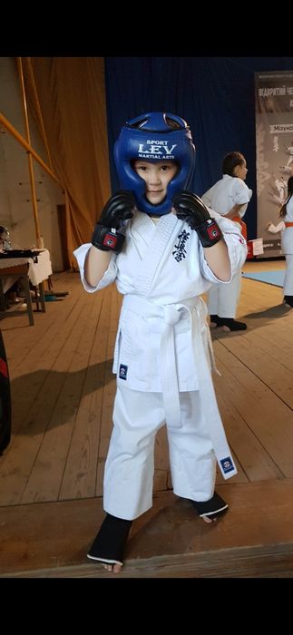 Костюм для карате в набор входить защита на голову, на грудь, на ногах