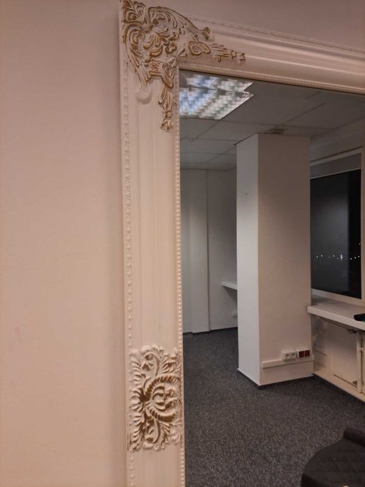 Lustro Ścienne w Ozdobnej Ramie