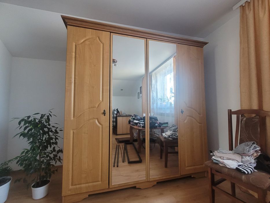 Duża szafa z lustrem