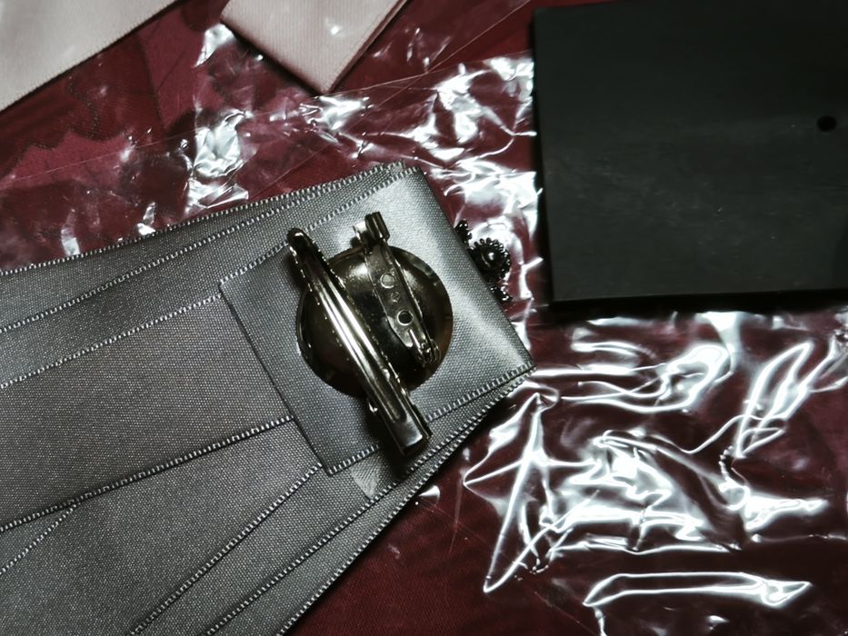 Broche gravata tecido cristal