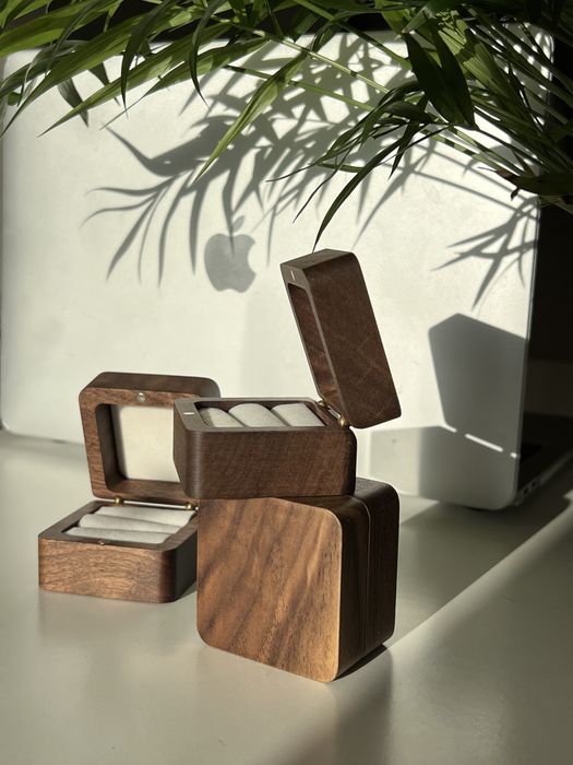 Коробка для весільних обручок. Шкатулка для обручки. Футляр під кільце