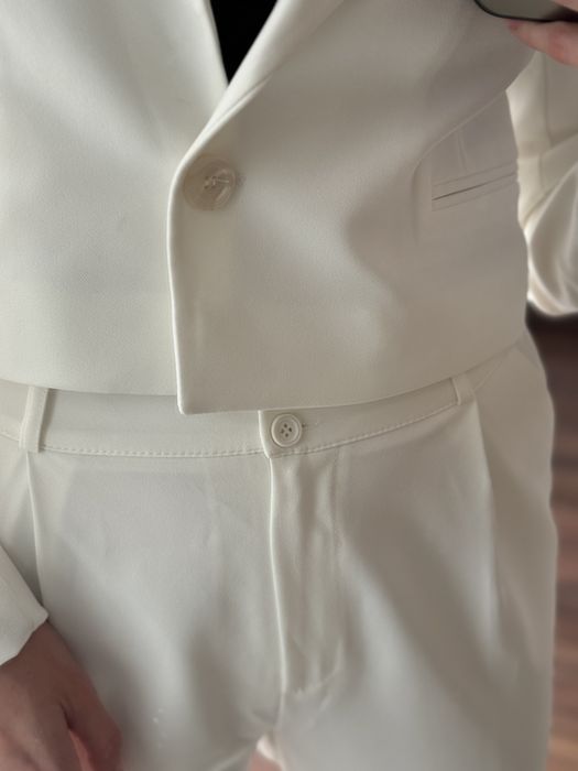 Костюм жіночий з вкороченим жакетом