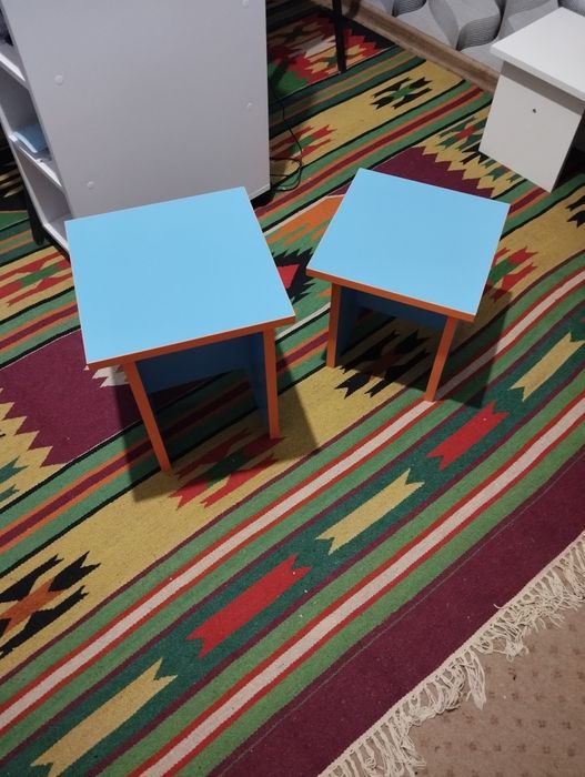 Качественные устойчивые табуретки.