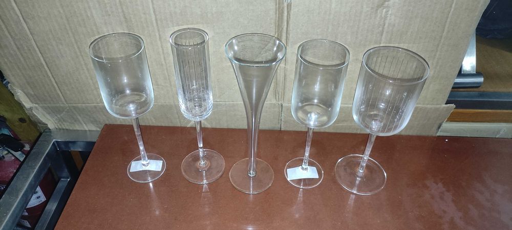 Vários copos de boa qualidade, nunca usados