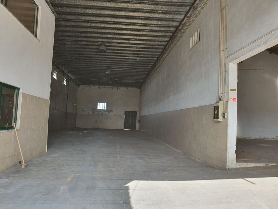 Arrenda-se Armazém 700m2