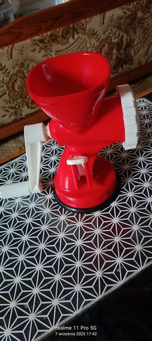 Maszynka do mielenia ręczna.