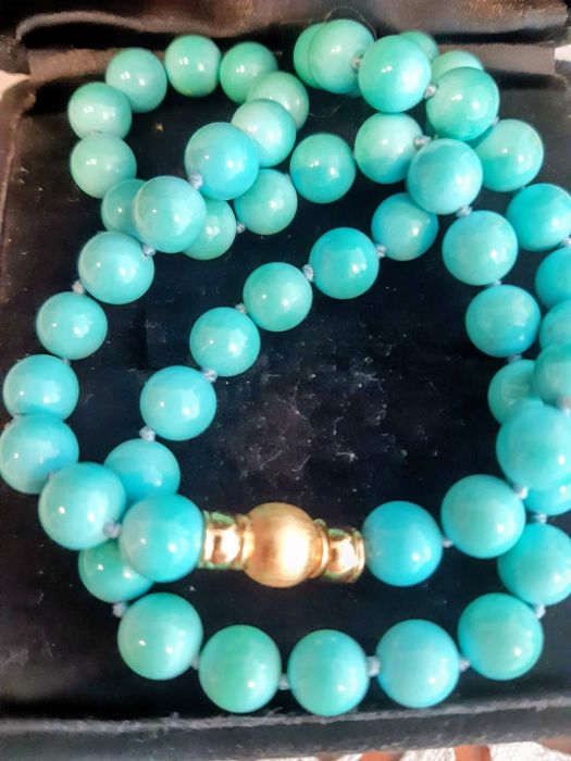 Colar de turquesas naturais com fecho em ouro.