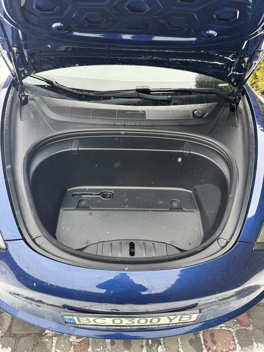 Продам власну машину Tesla Model 3