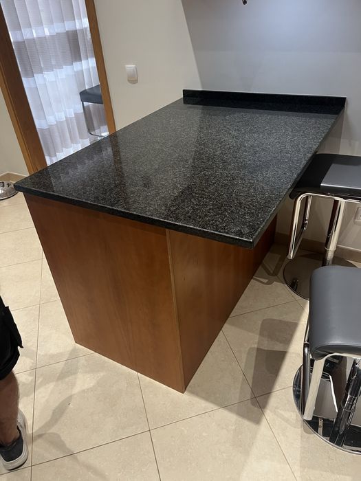 Balcão cozinha com tampo em granito preto