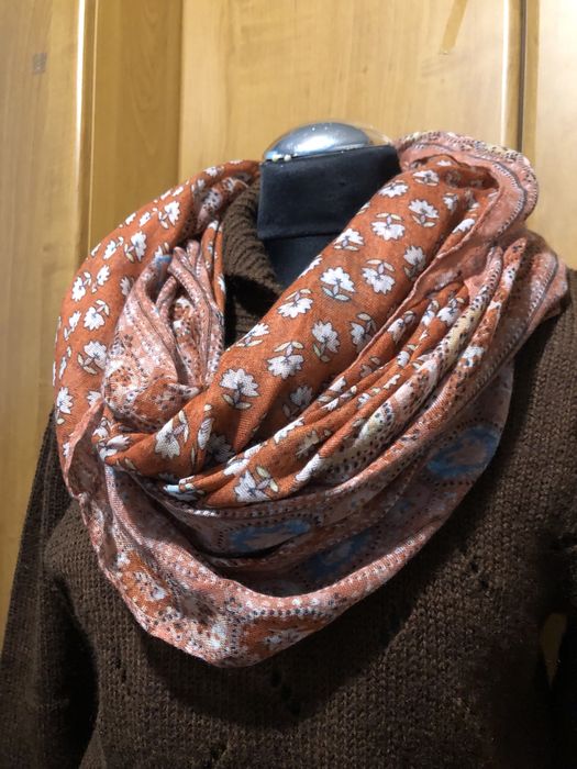 Lekki wiosenny pomarańczowy szal chusta w kwiatowe wzory nowy