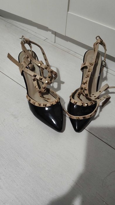 Czarne szpilki odkryte piety