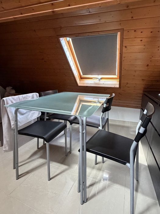 Mesa com conjunto de cadeiras