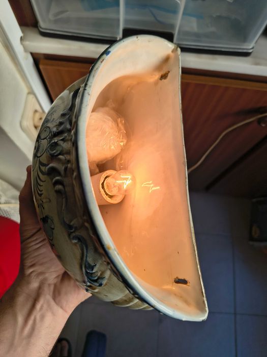Fonte Decorativa de Parede em Cerâmica Trabalhada com Iluminação
