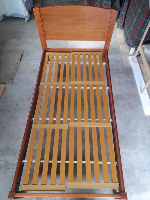 Cama individual em madeira com estrado