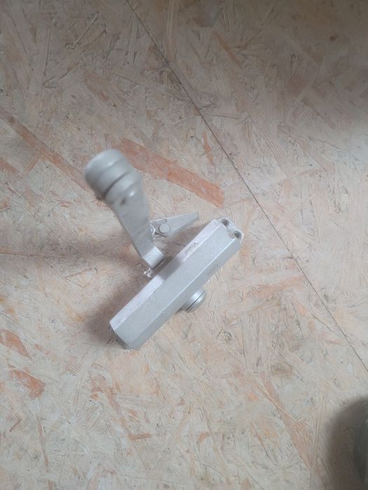 samozamykacz zwalniacz drzwi hydrauliczny marki Yale.