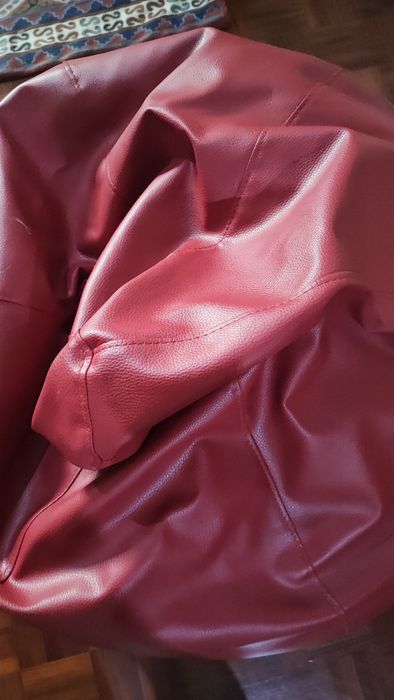Pouf vermelho tipo couro