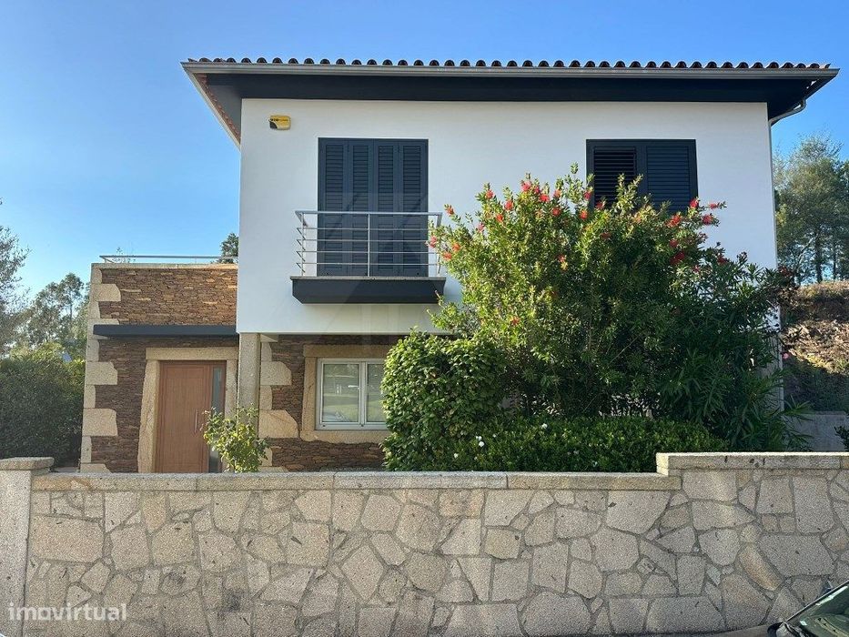 Moradia T4 com Suite, Jardim e Garagem - Centro de Ponte de Lima