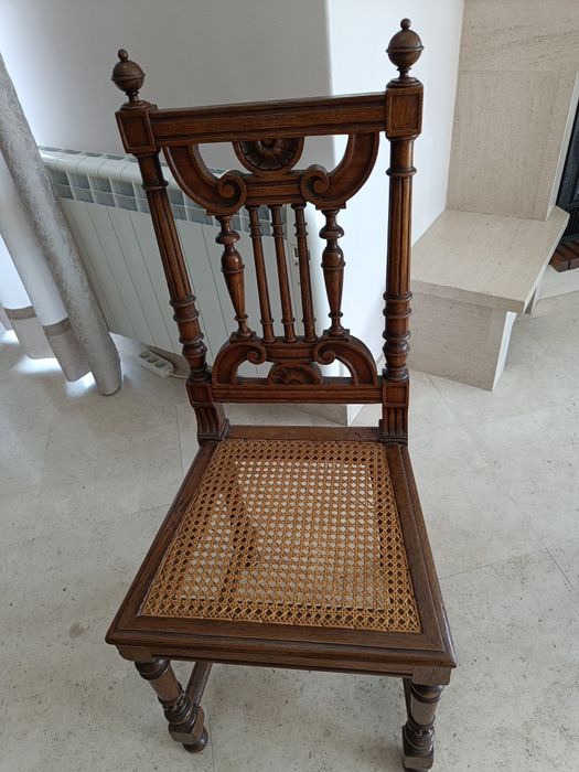 8 Cadeiras  antigas e restauradas, 30 € cada uma