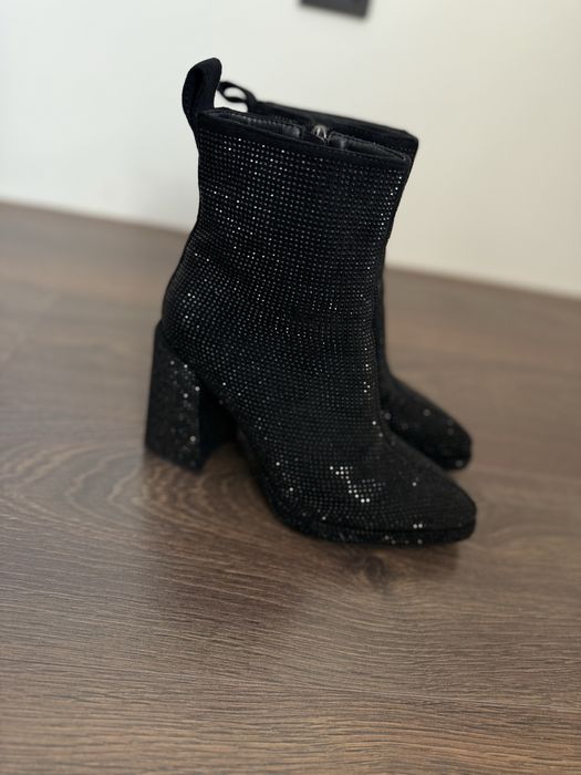 Ботильйони чорні на каблуку