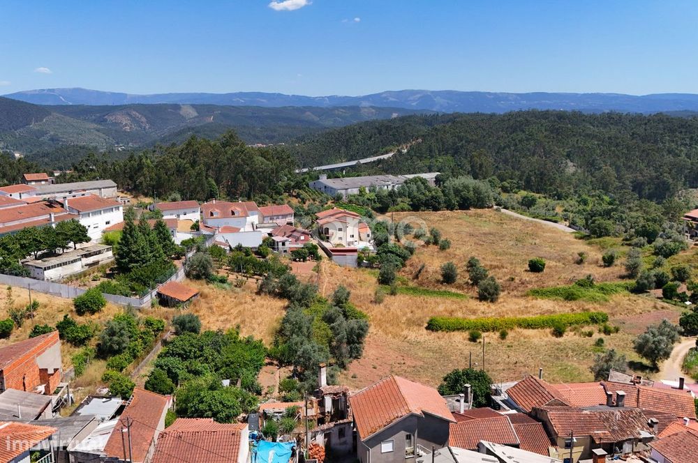 Moradia em ruínas com terreno
