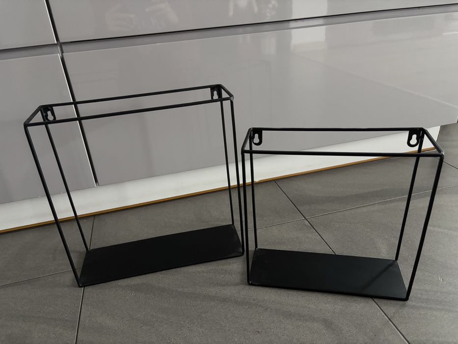 Czarne metalowe półki