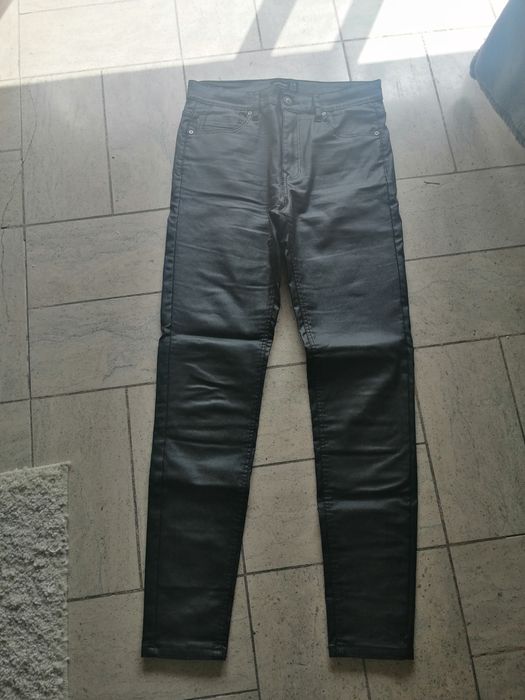 Calças imitação pele