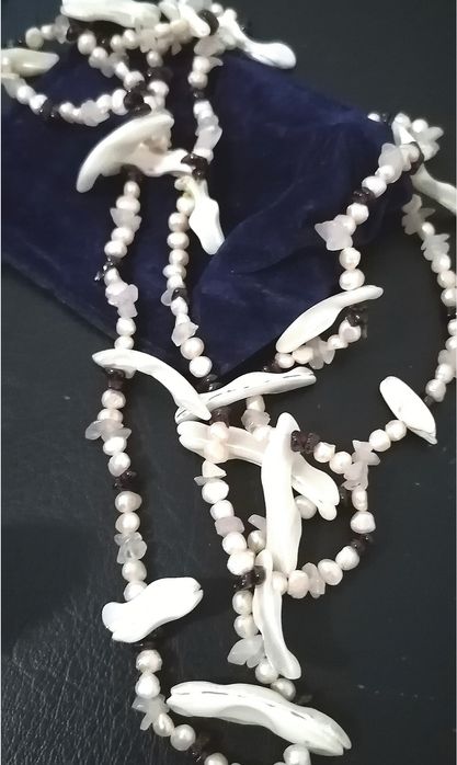 Colar de pérolas verdadeiras e granadas e madreperolas