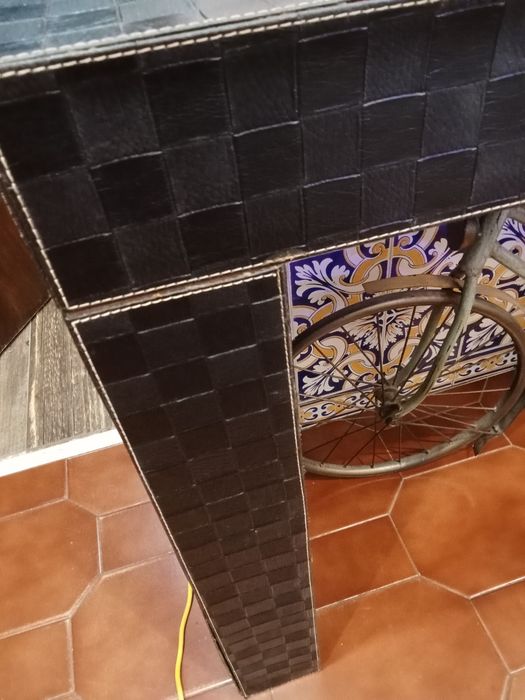 Consola em pele em excelente estado