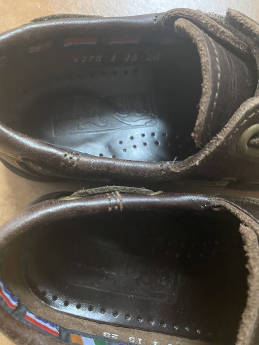 Mocassins castanhos velcro tam 28