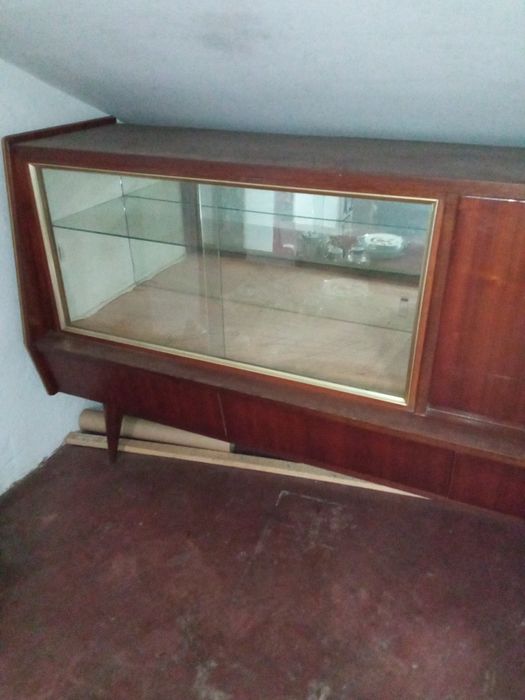 Aparador de sala com vitrine