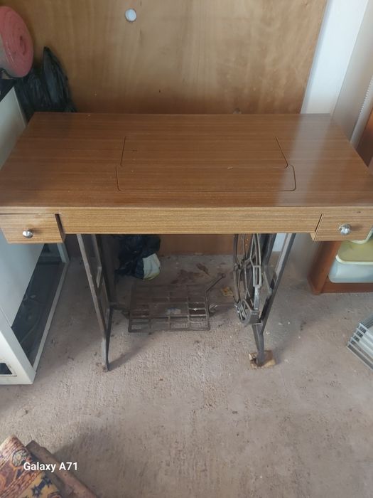 Máquina de costura antiga com móvel