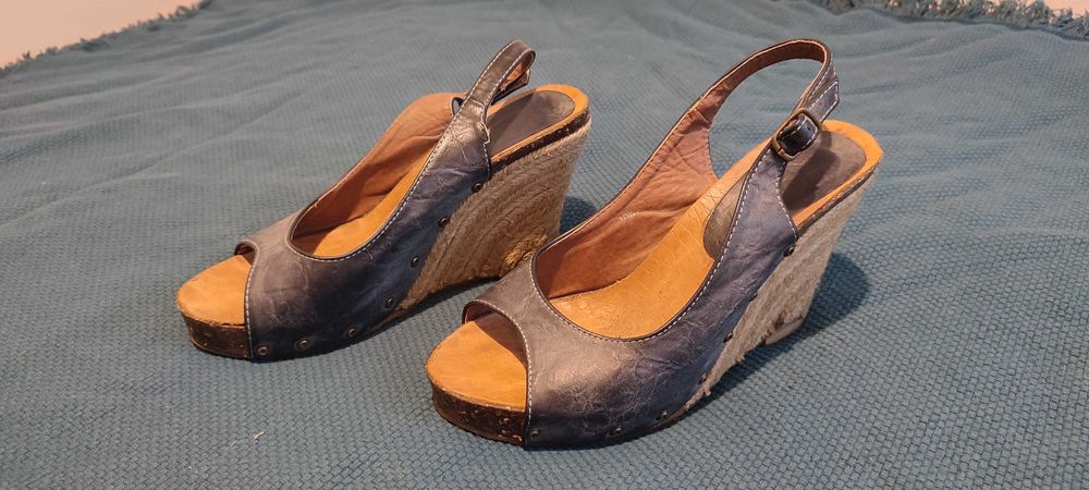 używane  niebieskie sandałki na platformie 38