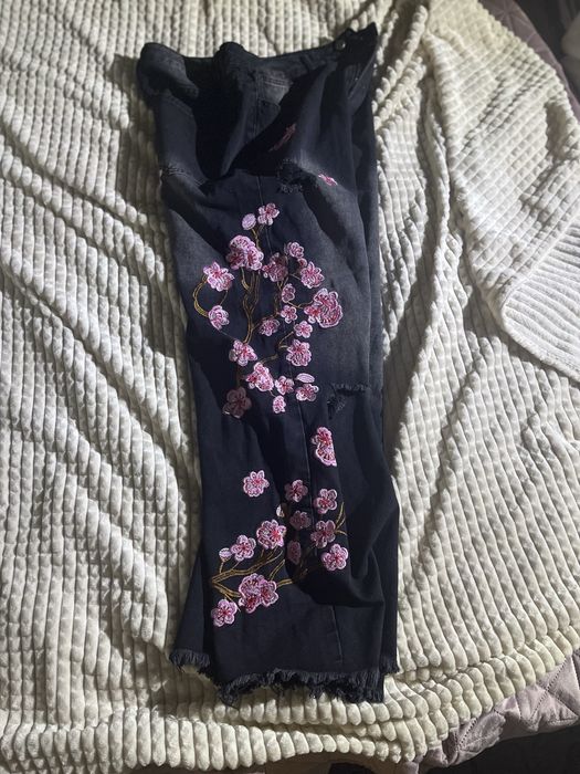 Джинсы с сакурой (черный)