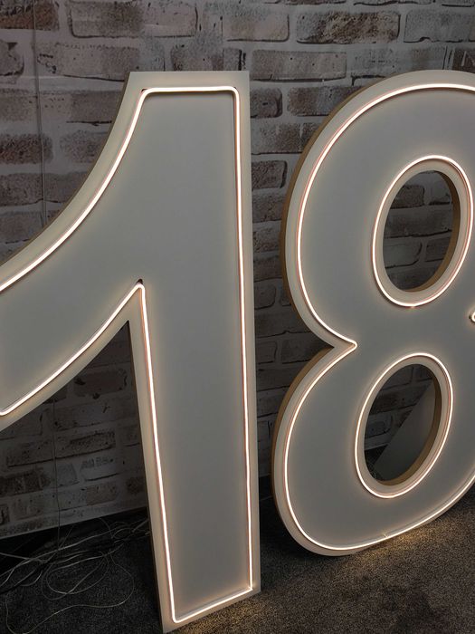 Cyfra 18 , neonowa,  NOWOŚĆ