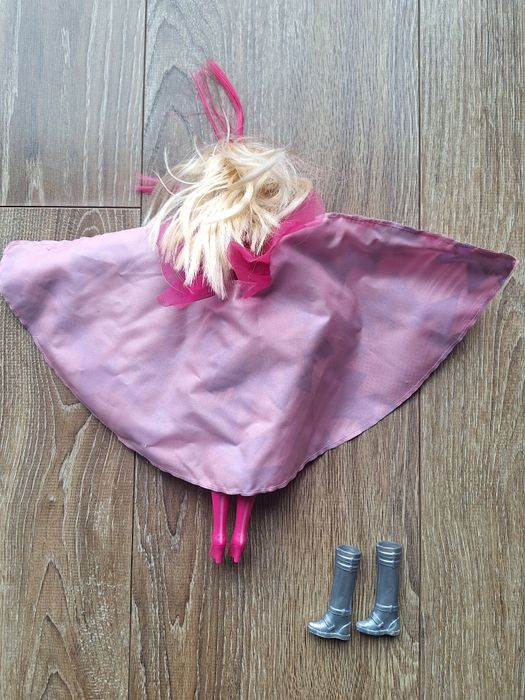 Lalka Barbie z otwieraną peleryną +gratis