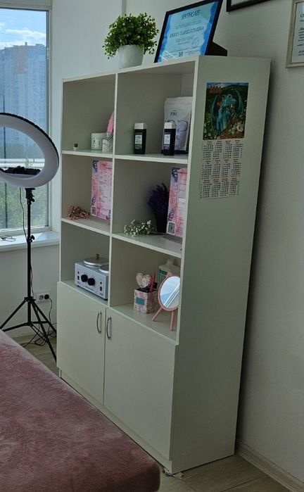 Шкаф-стеллаж с полочками для бьюти сферы, косметология, депиляция и т.