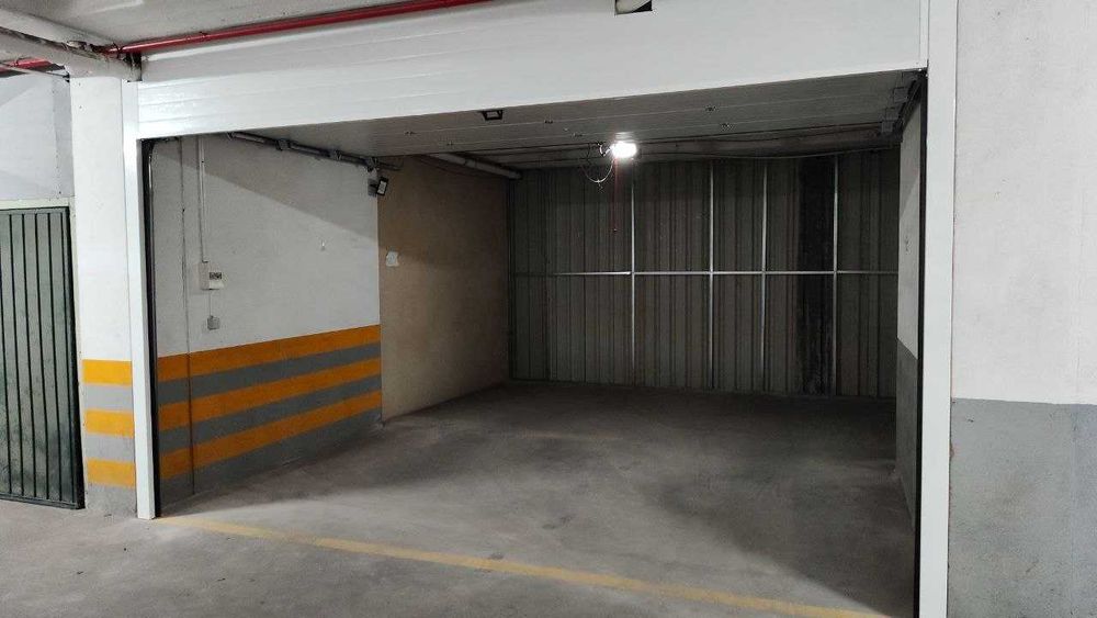 Alugo garagem em Box na Praia da Rocha