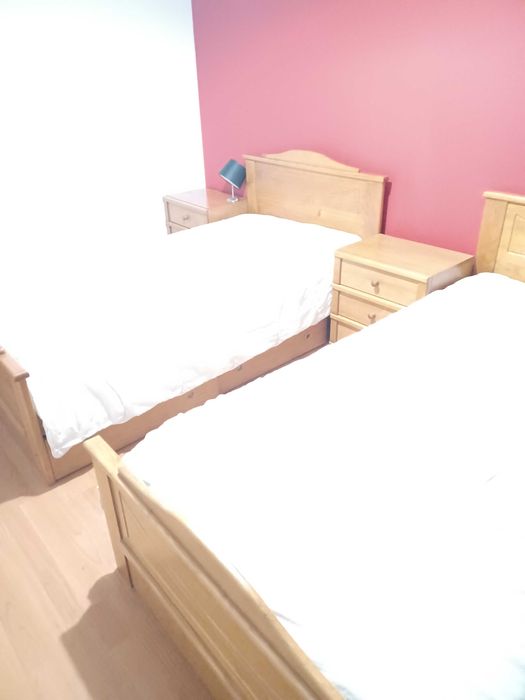 Mobília de Quarto em Pinho