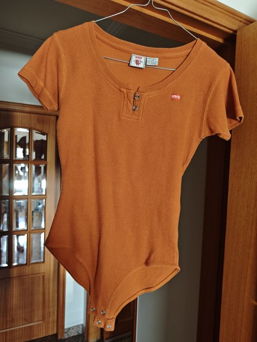 Pack 2 Peças de Marca: T-Shirt Dolce & Gabbana + Body Levi’s (Tam. S)