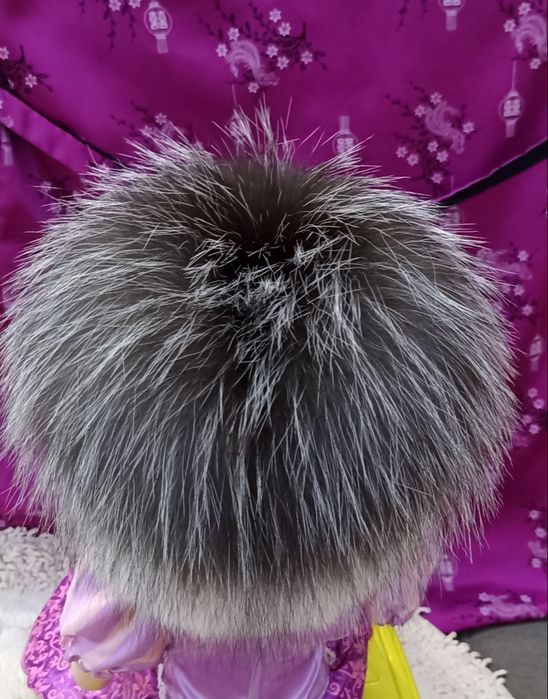 Продам зимову шапку з   натуральним  хутровим пампоном з чорнобурки.